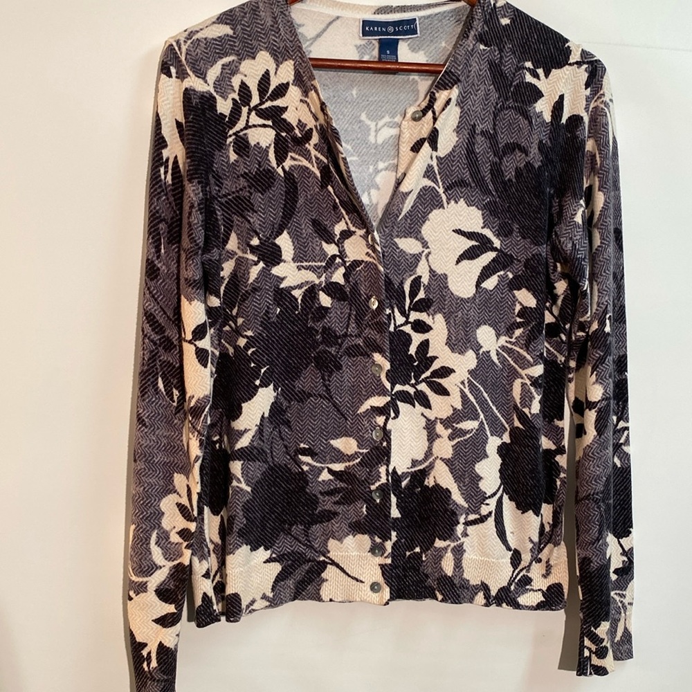 Karen Scott - floral print cardigan. Size S